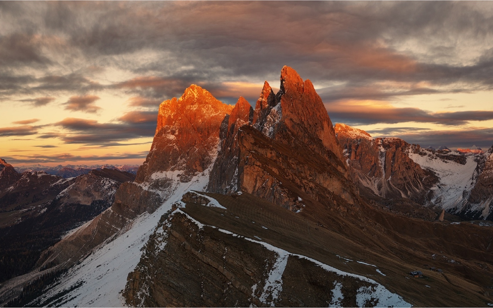 Pro mountain. Гора белалакая. Доломитовые Альпы вершины закат. Доломитовые Альпы в снегу закат. Скалы в снегу.