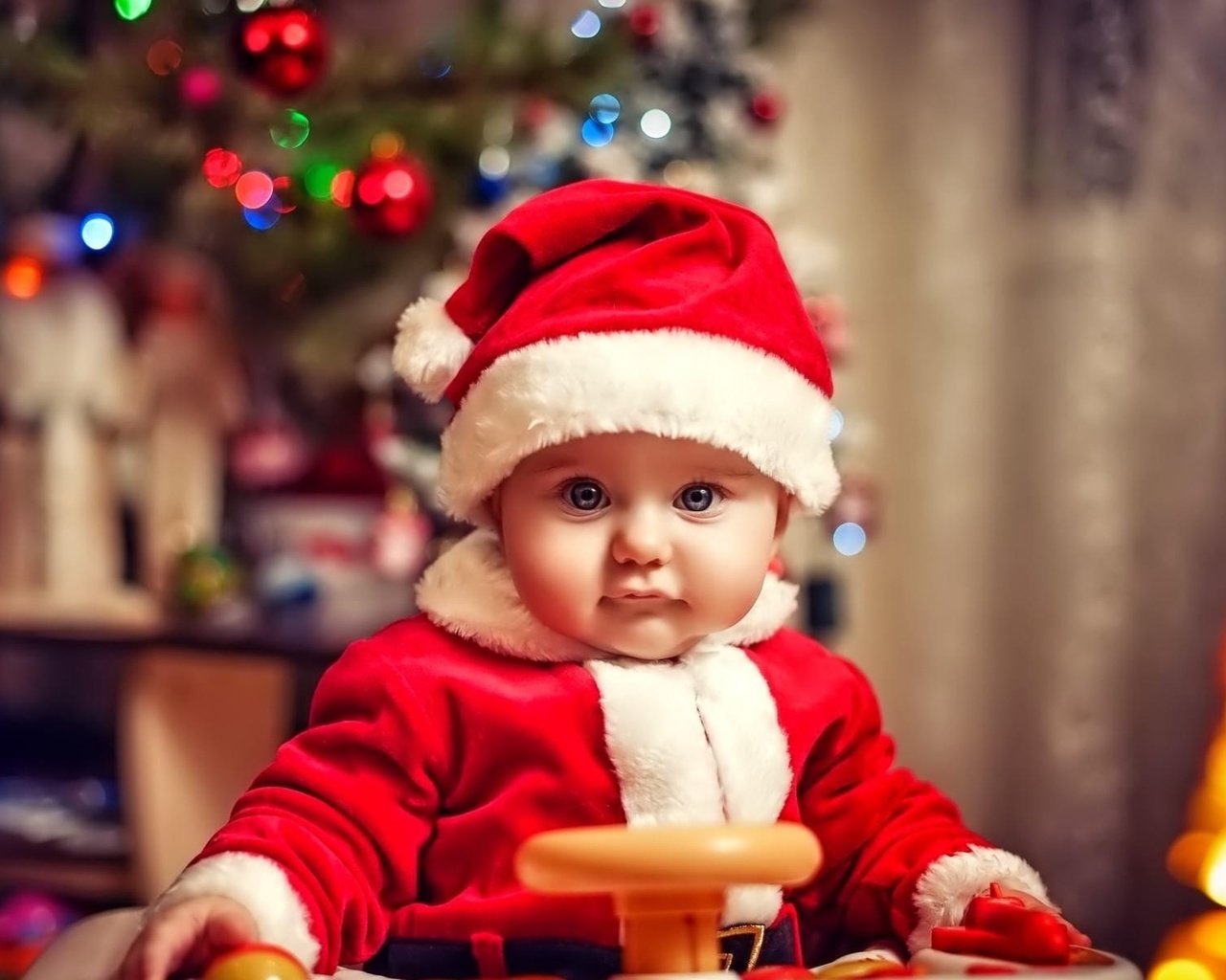 Christmas baby. Малыш в шапке Деда Мороза. Новый год дети. Малыш в новогодней шапке. Новогоднее чудо.