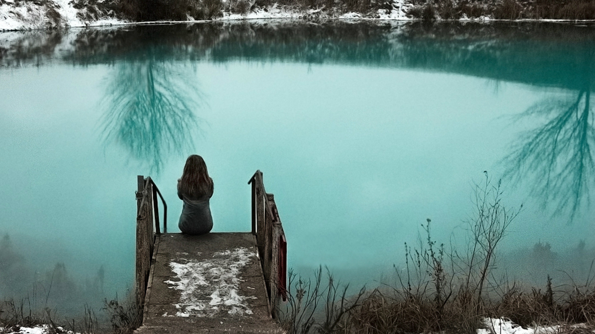 She lake. Девушки на озере. Девушка возле озера. Девушка у голубого озера. Фотосессия на мосту озера.