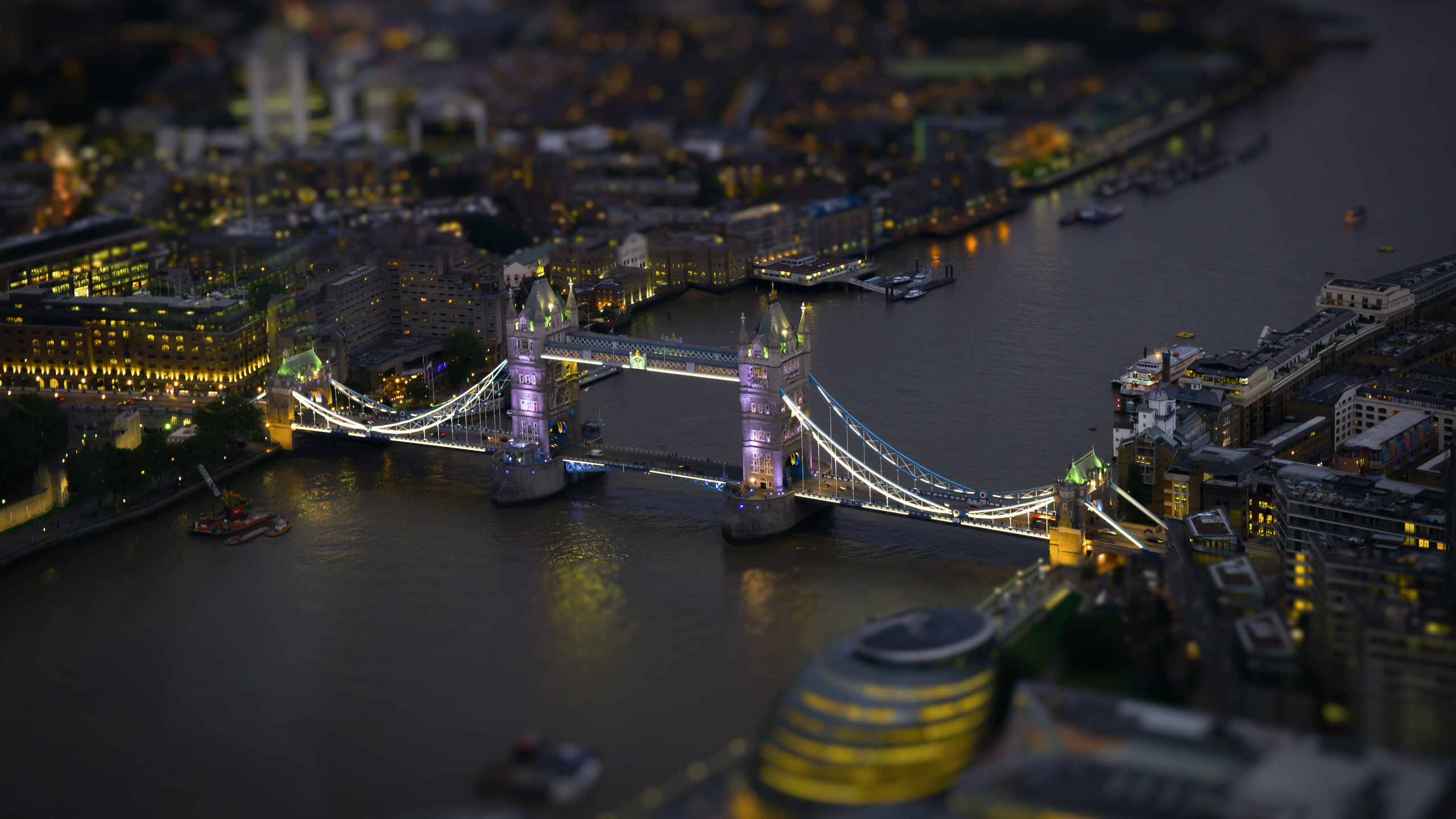 london bridge, , , tiltshift, selective focus