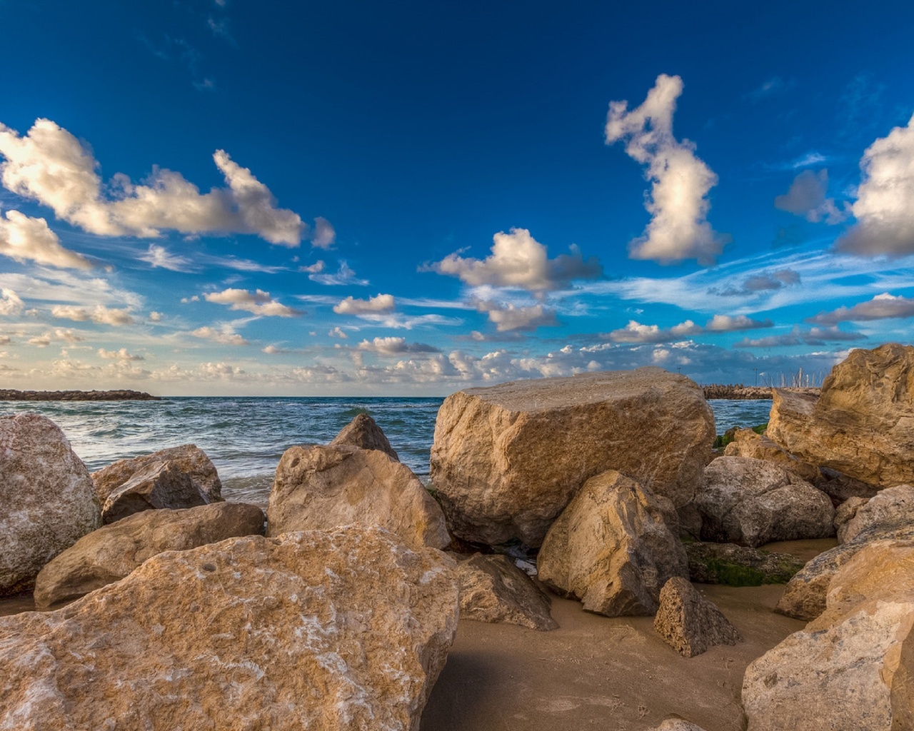 Большие камни на берегу моря
