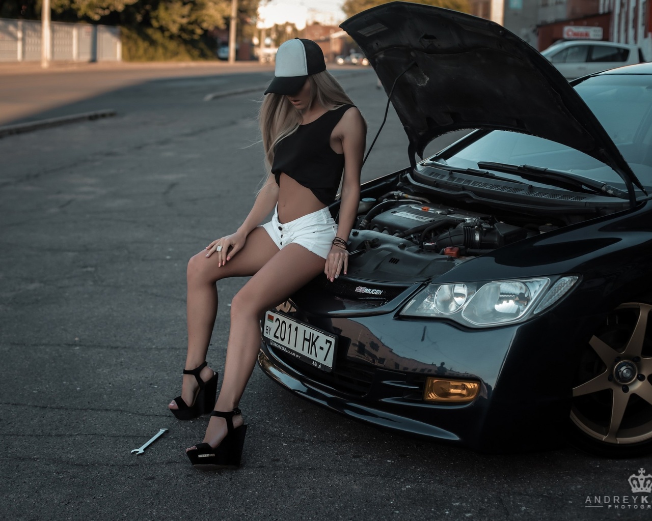 women, blonde, brunette, sitting, car, jean short, tools, t-shirt, baseball caps