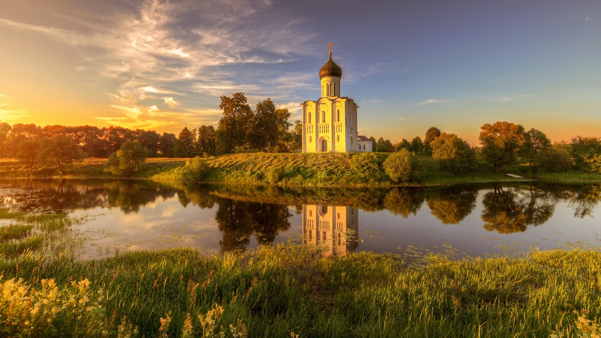 River church. Храм Покрова на Нерли. Церковь Покрова на Нерли осень. Храм Покрова на Нерли рассвет. Церковь Покрова на озере Нерли.