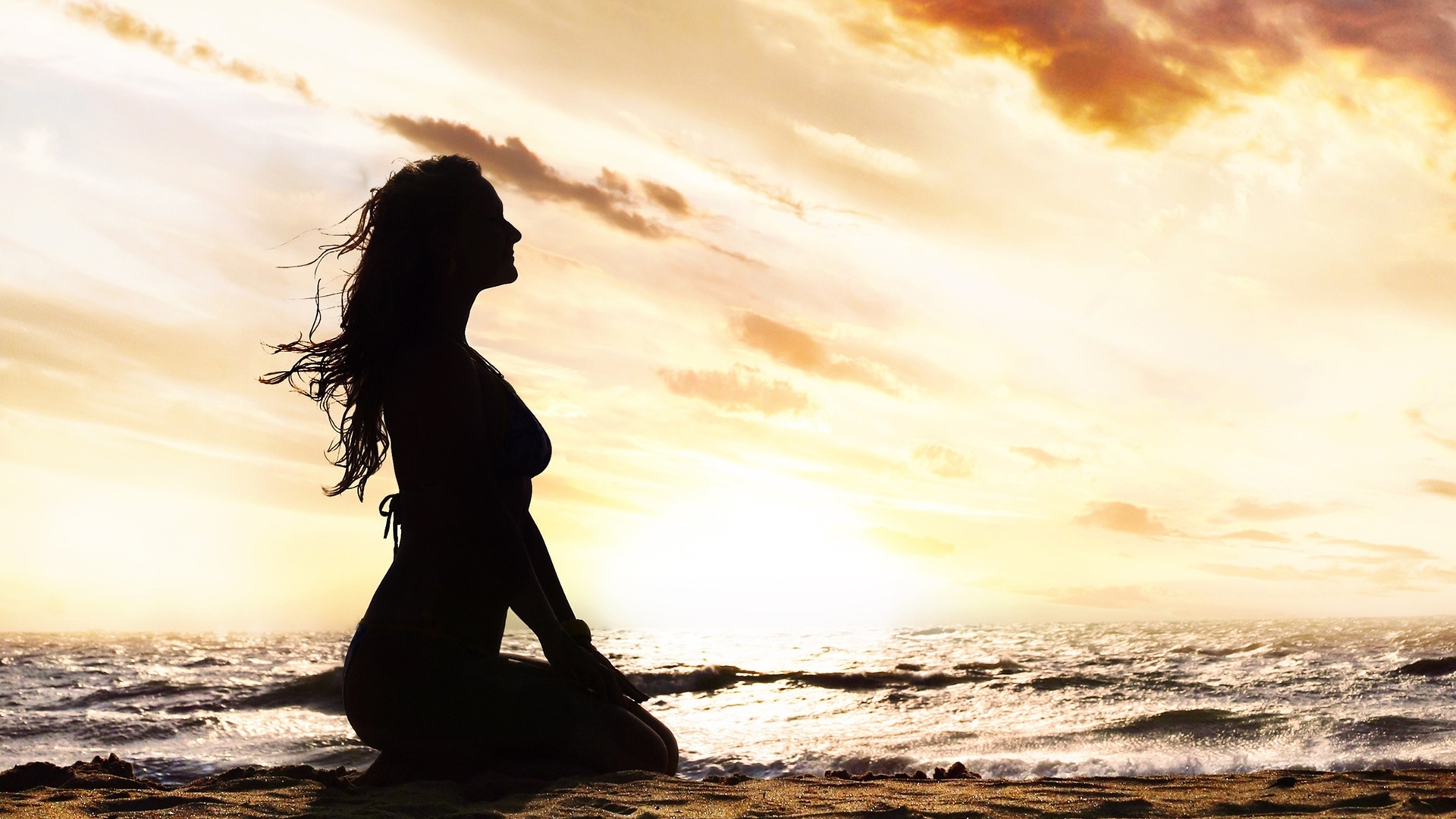 Силуэт женский на фоне моря