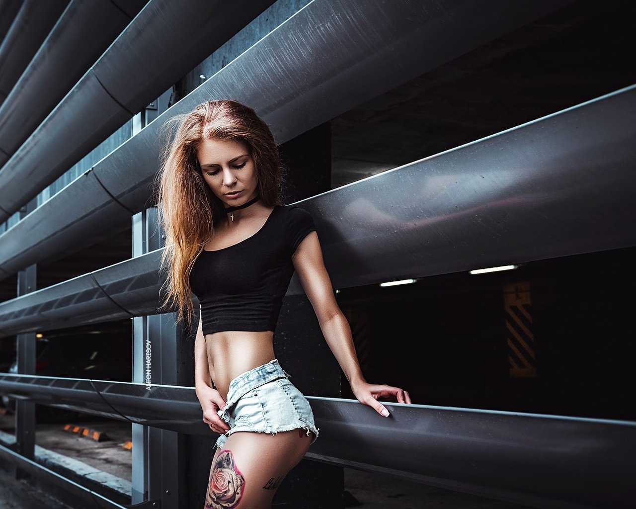 yulia berr, women, portrait, brunette, skinny, belly, tattoos, jean shorts, short shorts, ass, choker, fotoshi toshi aka anton harisov, anton harisov