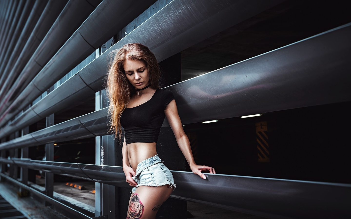 yulia berr, women, portrait, brunette, skinny, belly, tattoos, jean shorts, short shorts, ass, choker, fotoshi toshi aka anton harisov, anton harisov