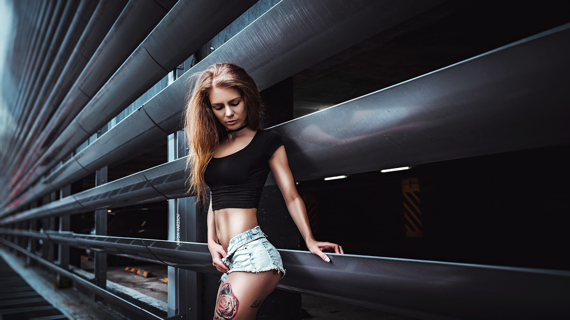 yulia berr, women, portrait, brunette, skinny, belly, tattoos, jean shorts, short shorts, ass, choker, fotoshi toshi aka anton harisov, anton harisov