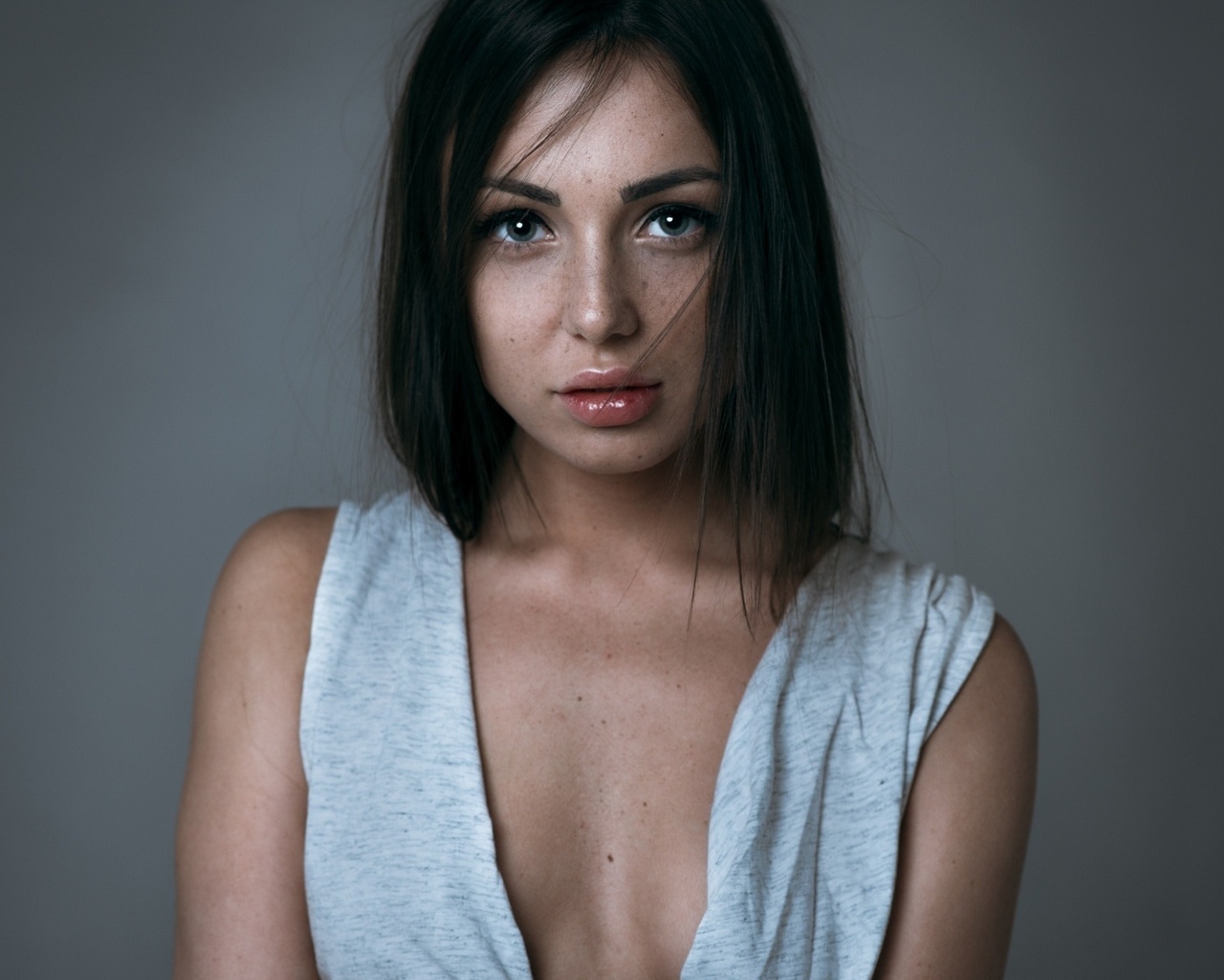 women, portrait, simple background, freckles, face