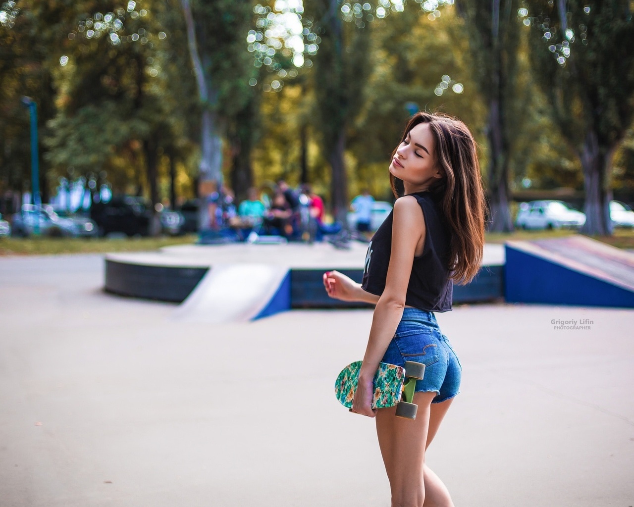 women, ass, closed eyes, tanned, skateboard, t-shirt, depth of field, women outdoors, jean shorts, grigoriy lifin, 