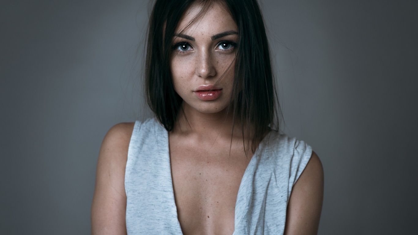 women, portrait, simple background, freckles, face