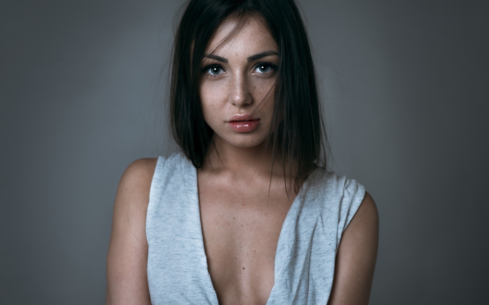 women, portrait, simple background, freckles, face