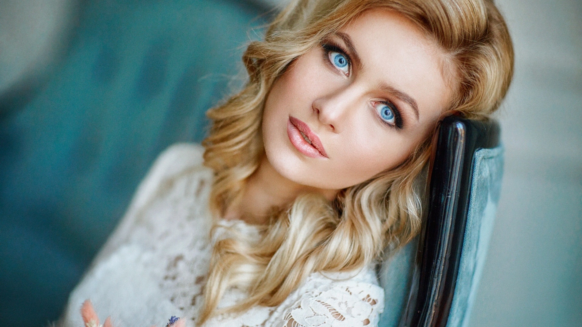 Блондинка с голубыми глазами фото