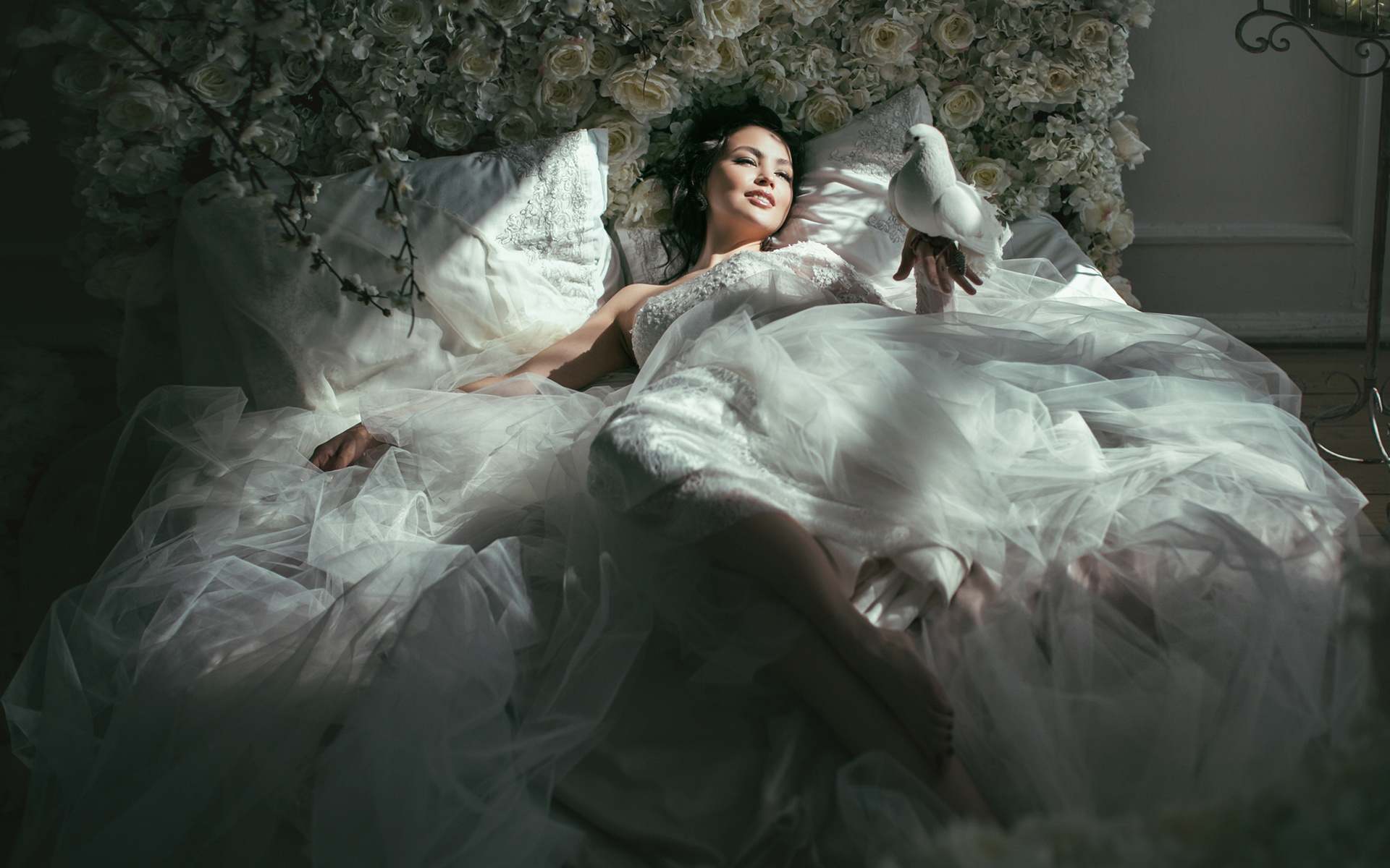 Девушка в свадебном платье лежит