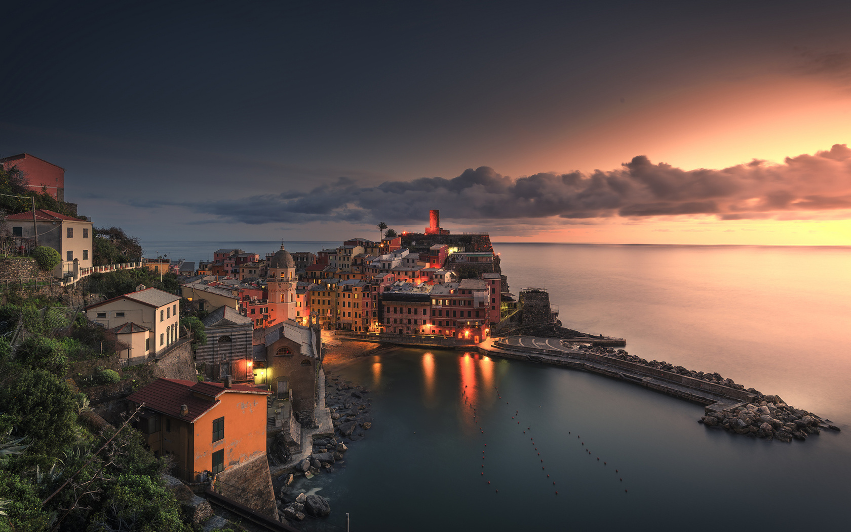 Картинки cinque terre, italy, италия, Чинкве-терре, вернацца, vernazza,  залив, дома, небо, облака, вечер, закат, огни, освещение - обои 1680x1050,  картинка №227545