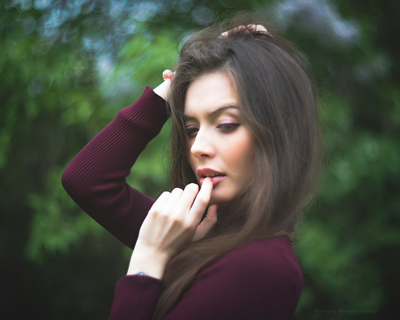 women, depth of fieldf, inger on lips, face, portrait, ,    , , ,   