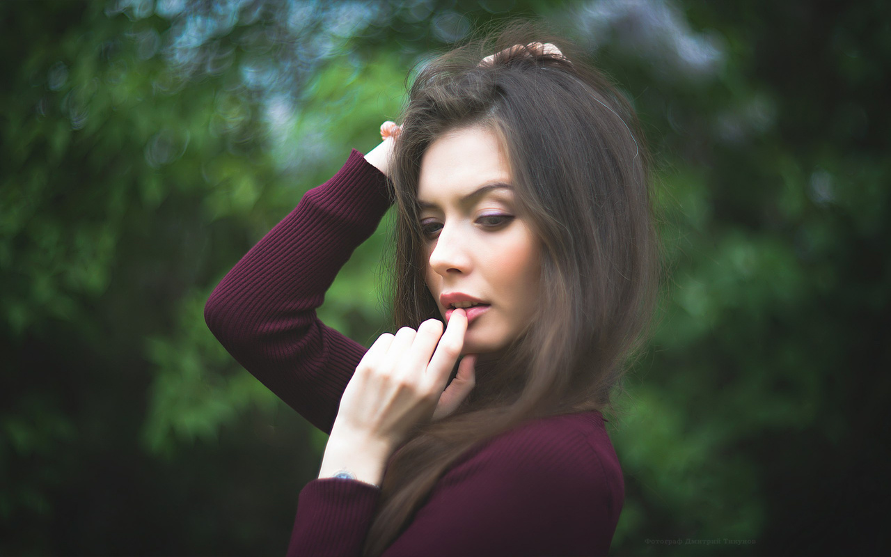 women, depth of fieldf, inger on lips, face, portrait, ,    , , ,   