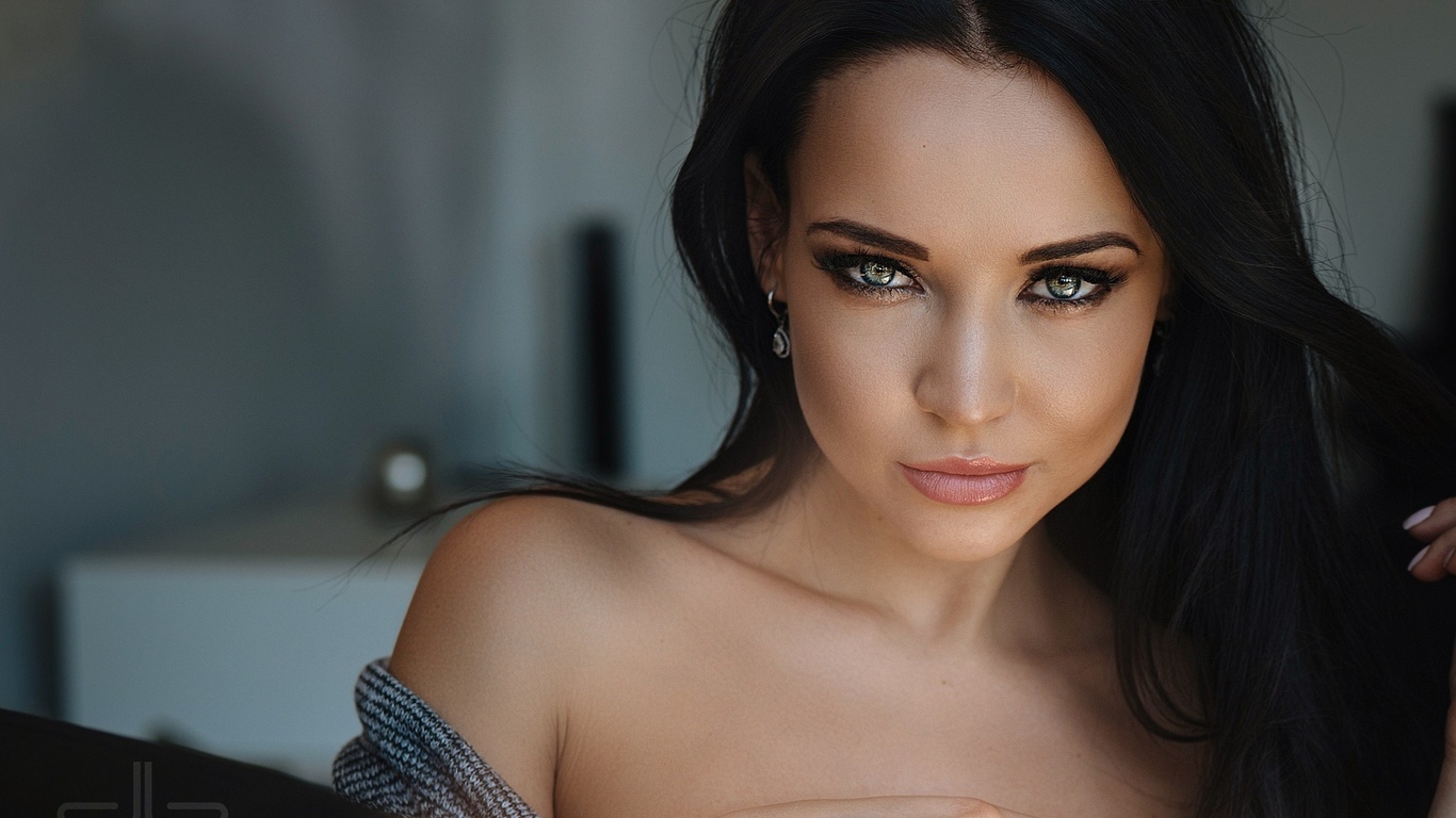 women, brunette, face, smirk, portrait, eyeshadow, black hair, bare shoulders, no bra, tanned, depth of field, angelina petrova