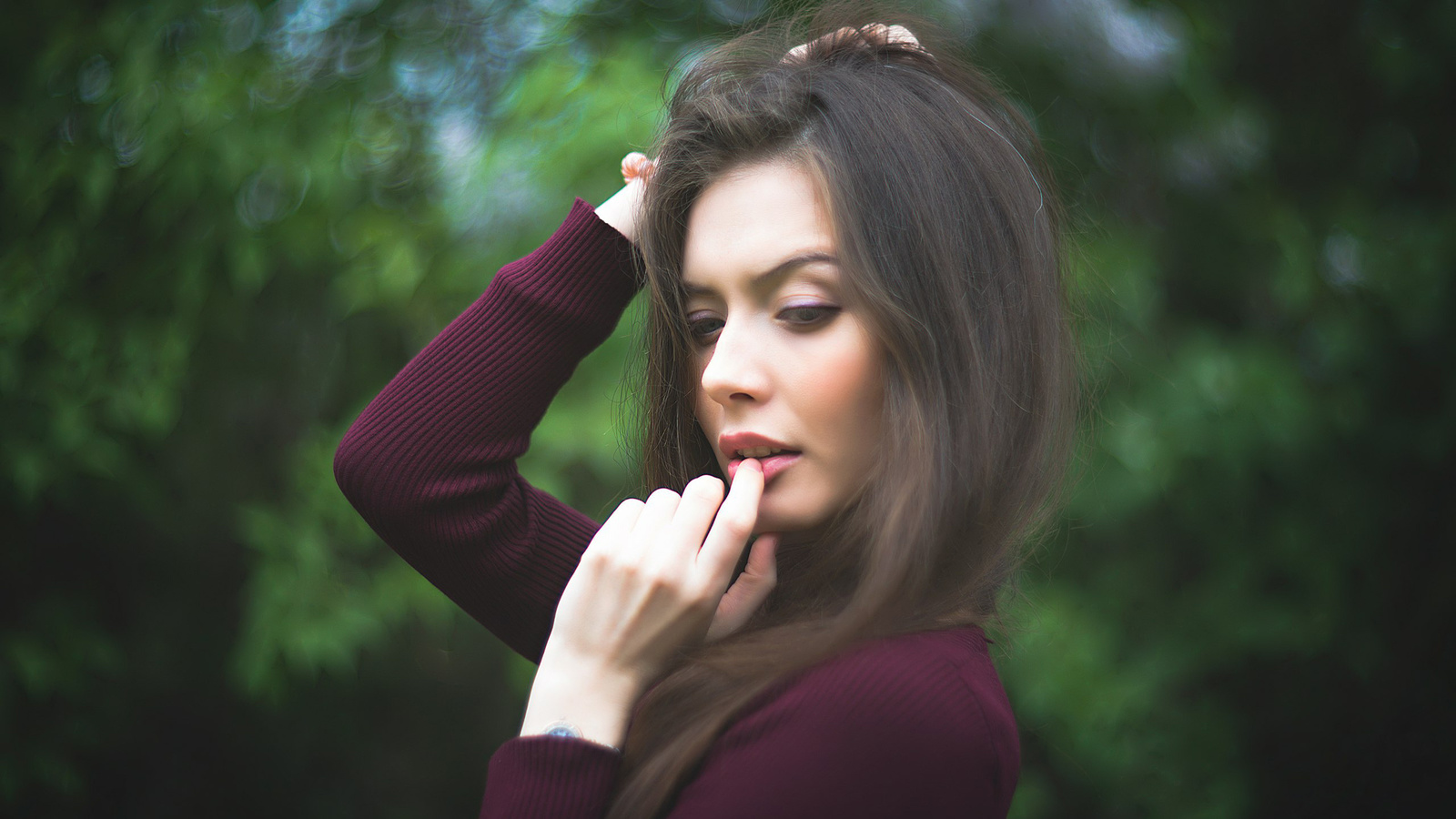 women, depth of fieldf, inger on lips, face, portrait, ,    , , ,   