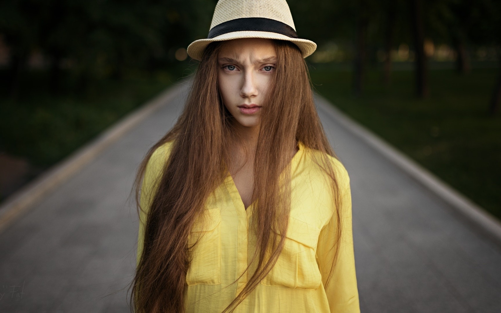 Картинки women, long hair, sergey fat, hat, portrait, depth of field, women  outdoors, брюнетка, взгляд, девушка, длинные волосы, шляпа, портрет, боке,  девушка на улице - обои 1680x1050, картинка №231154