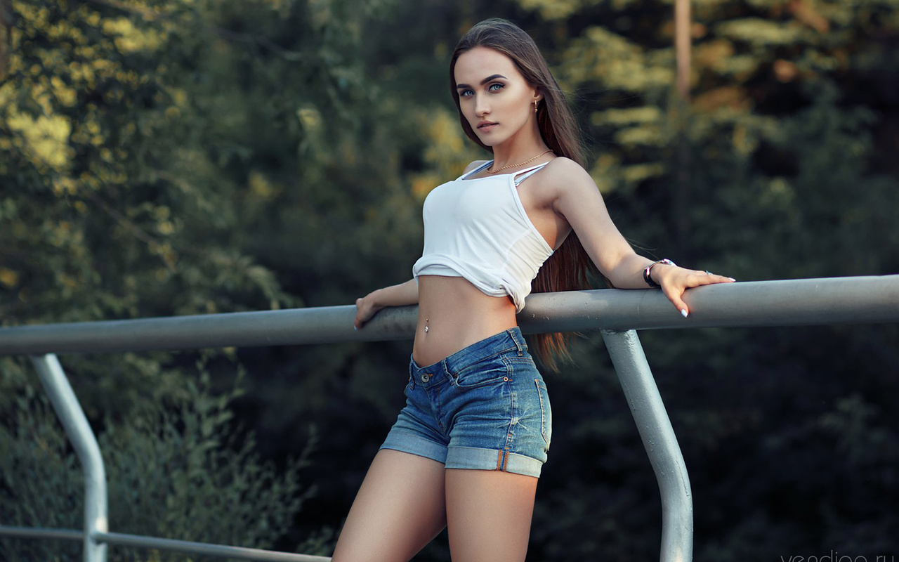 anastasia ampilogova, women, belly, portrait, pierced navel, depth of field, women outdoors, tanned, jean shorts