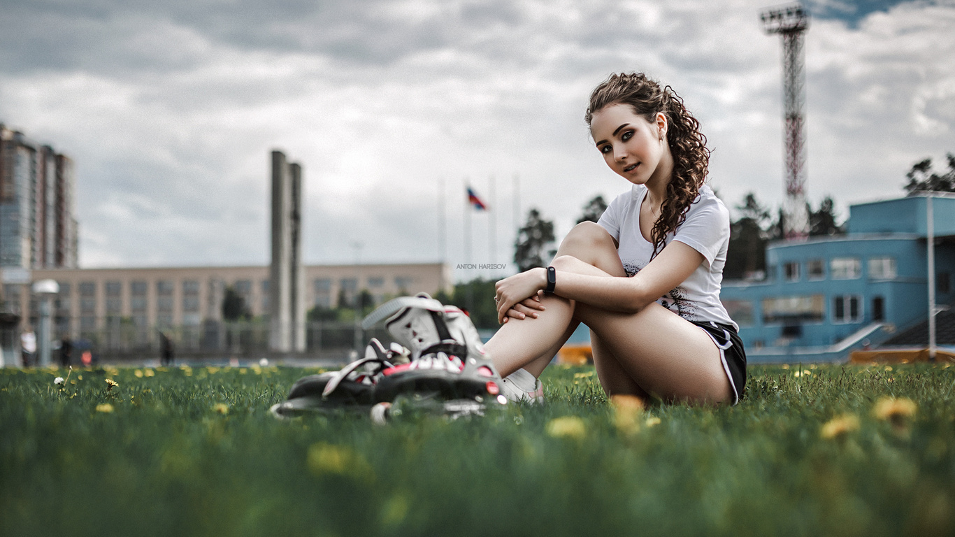 women, tanned, grass, fotoshi toshi aka anton harisov, anton harisov, shorts, t-shirt, women outdoors, smiling, depth of field, rollerskates, elena borisova