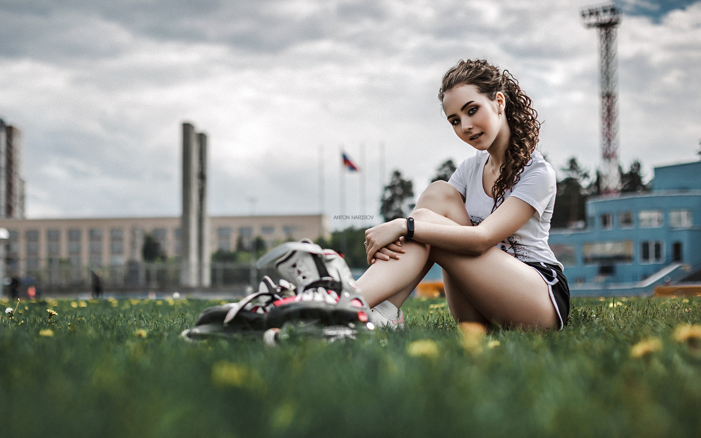 women, tanned, grass, fotoshi toshi aka anton harisov, anton harisov, shorts, t-shirt, women outdoors, smiling, depth of field, rollerskates, elena borisova