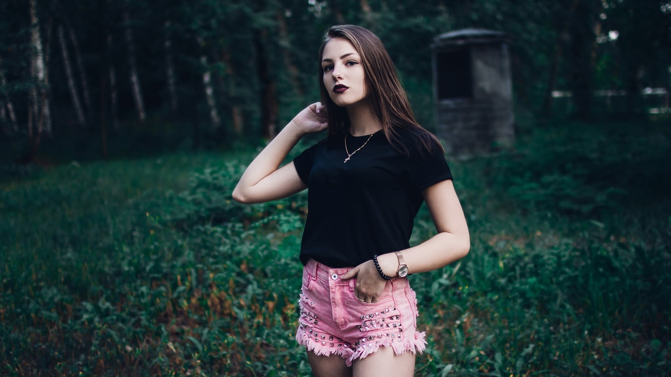 women, t-shirt, trees, necklace, women outdoors, portrait, jean shorts, depth of field