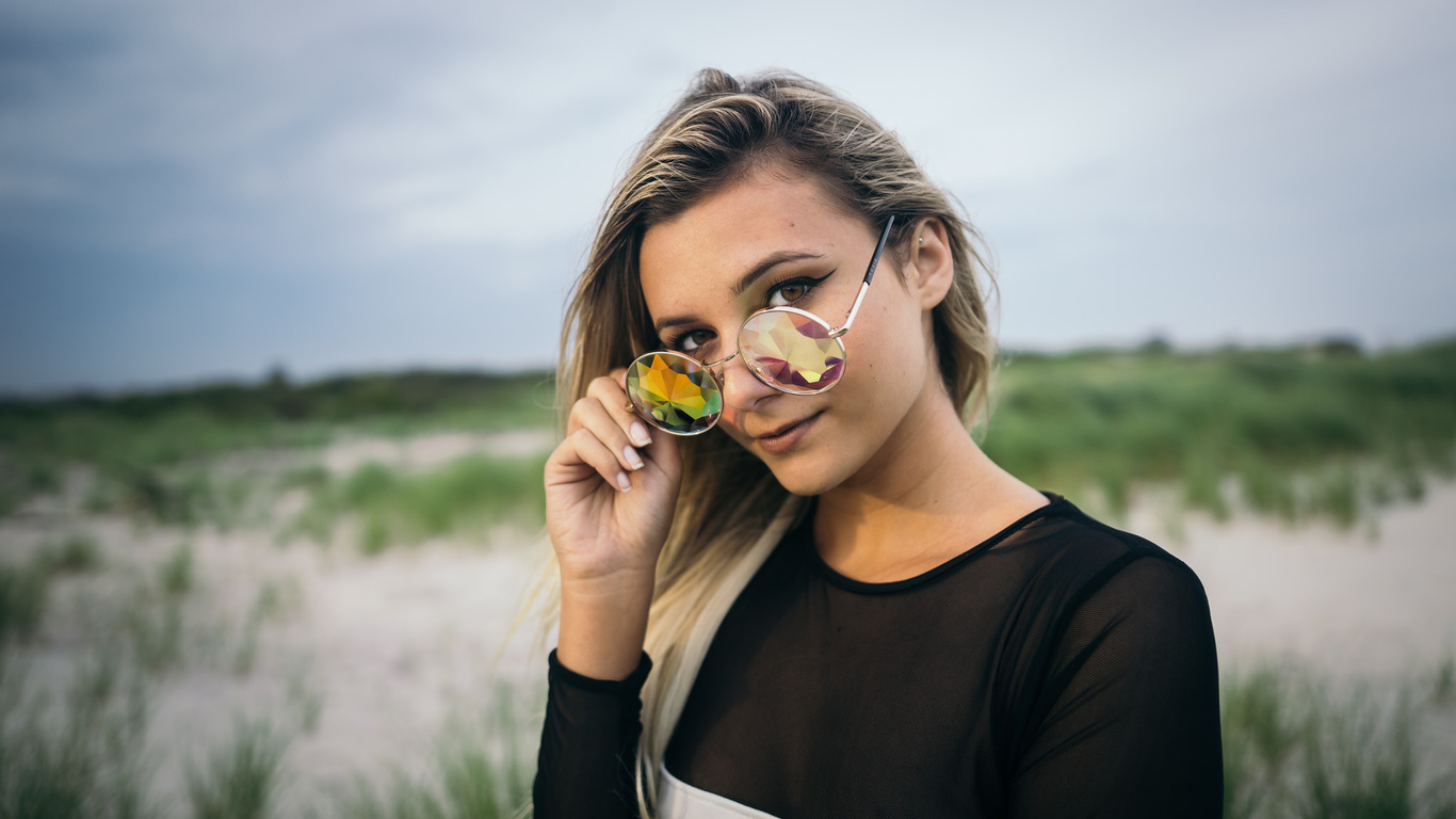 women, blonde, portrait, depth of field, women outdoors, women with glasses