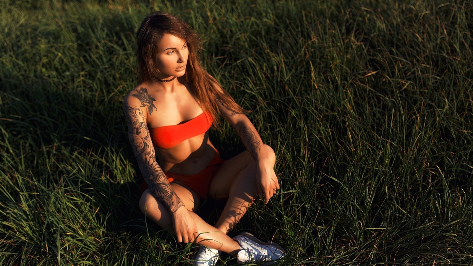 women, tanned, women outdoors, legs crossed, tattoo, sneakers, sitting, looking away, red bikinis, belly, choker, sveta grashchenkova