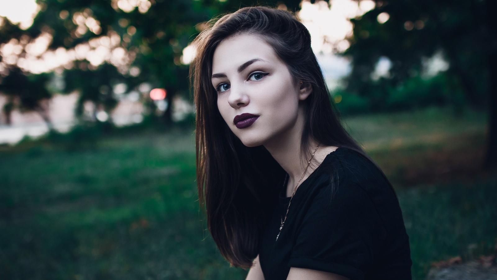 women, t-shirt, trees, necklace, women outdoors, portrait, sitting, depth of field