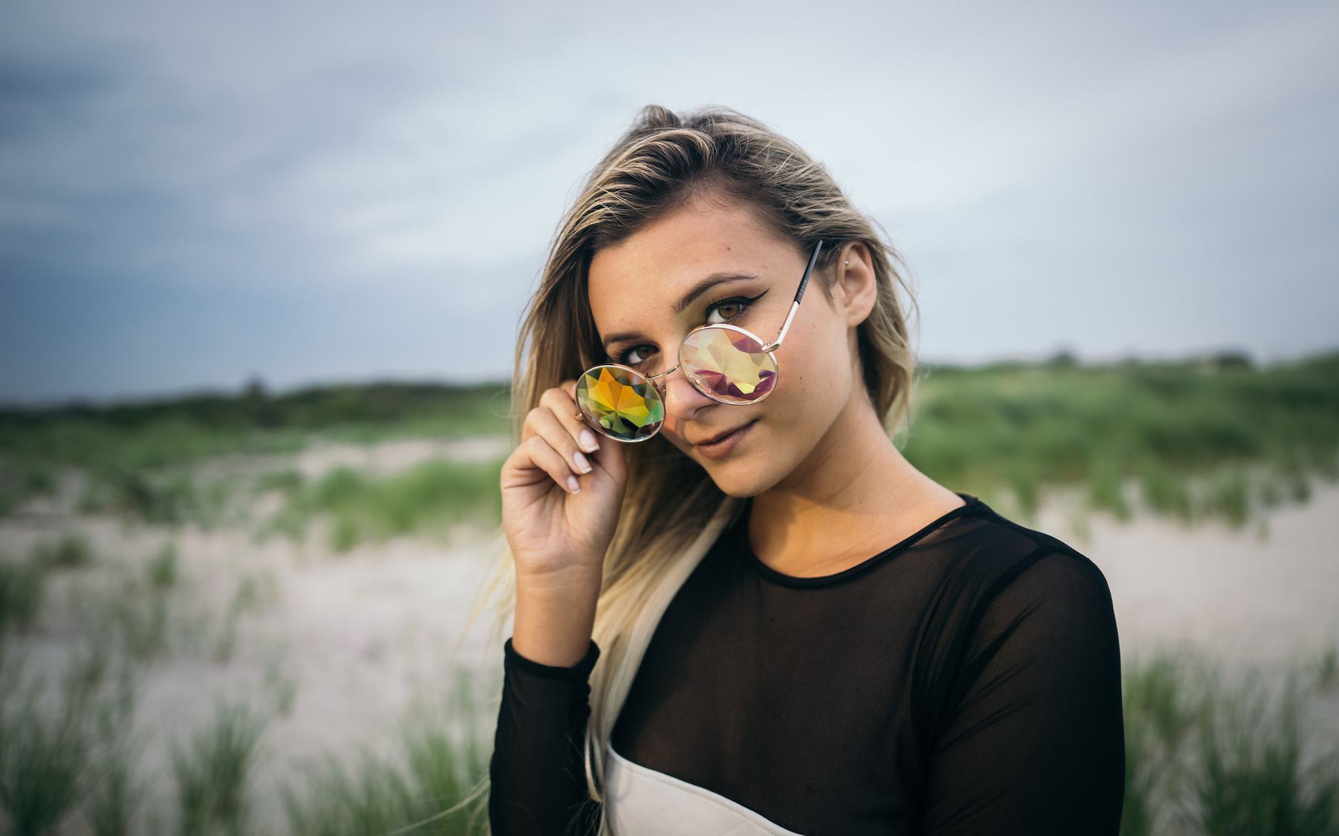 women, blonde, portrait, depth of field, women outdoors, women with glasses