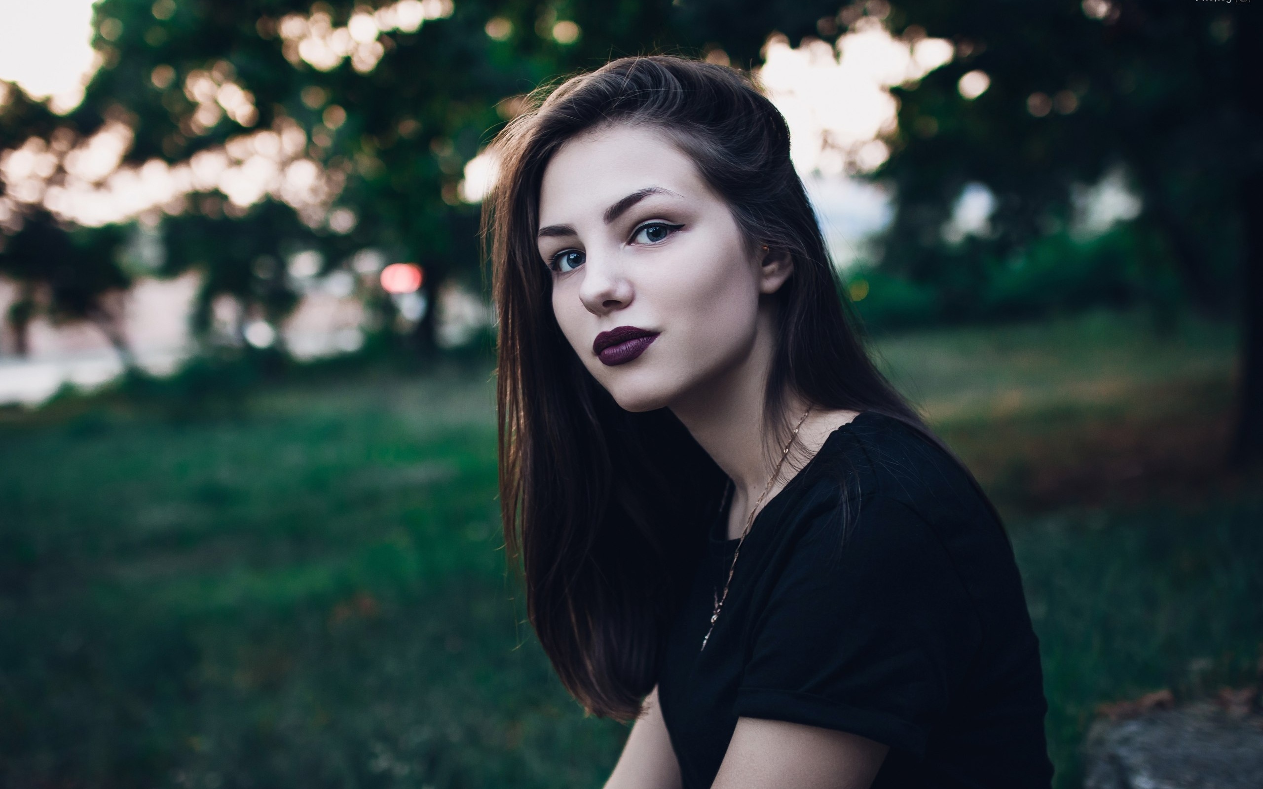 women, t-shirt, trees, necklace, women outdoors, portrait, sitting, depth of field