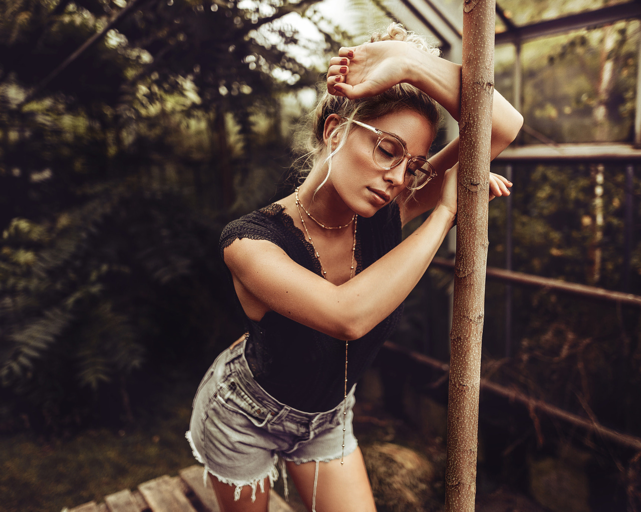 womenblonde, closed eyes, jean shorts, women with glasses, depth of field, red nails, portrait