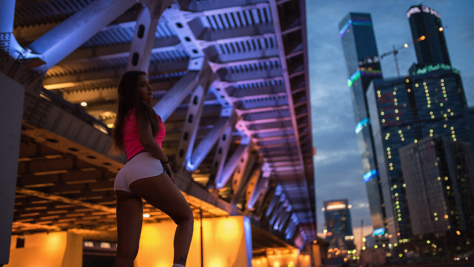 women, tanned, ass, short shorts, tattoo, building, sneakers, looking away, bridge, depth of field