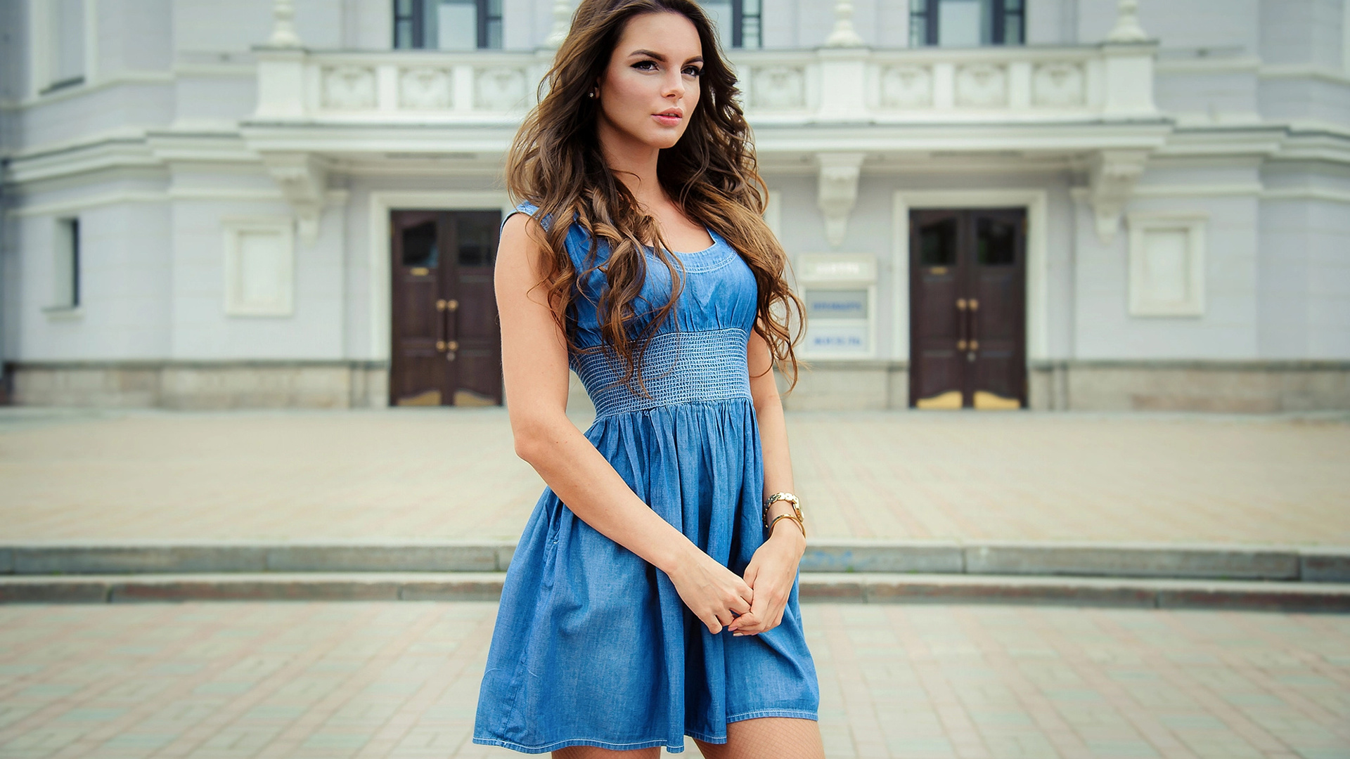 Девушка синее платье