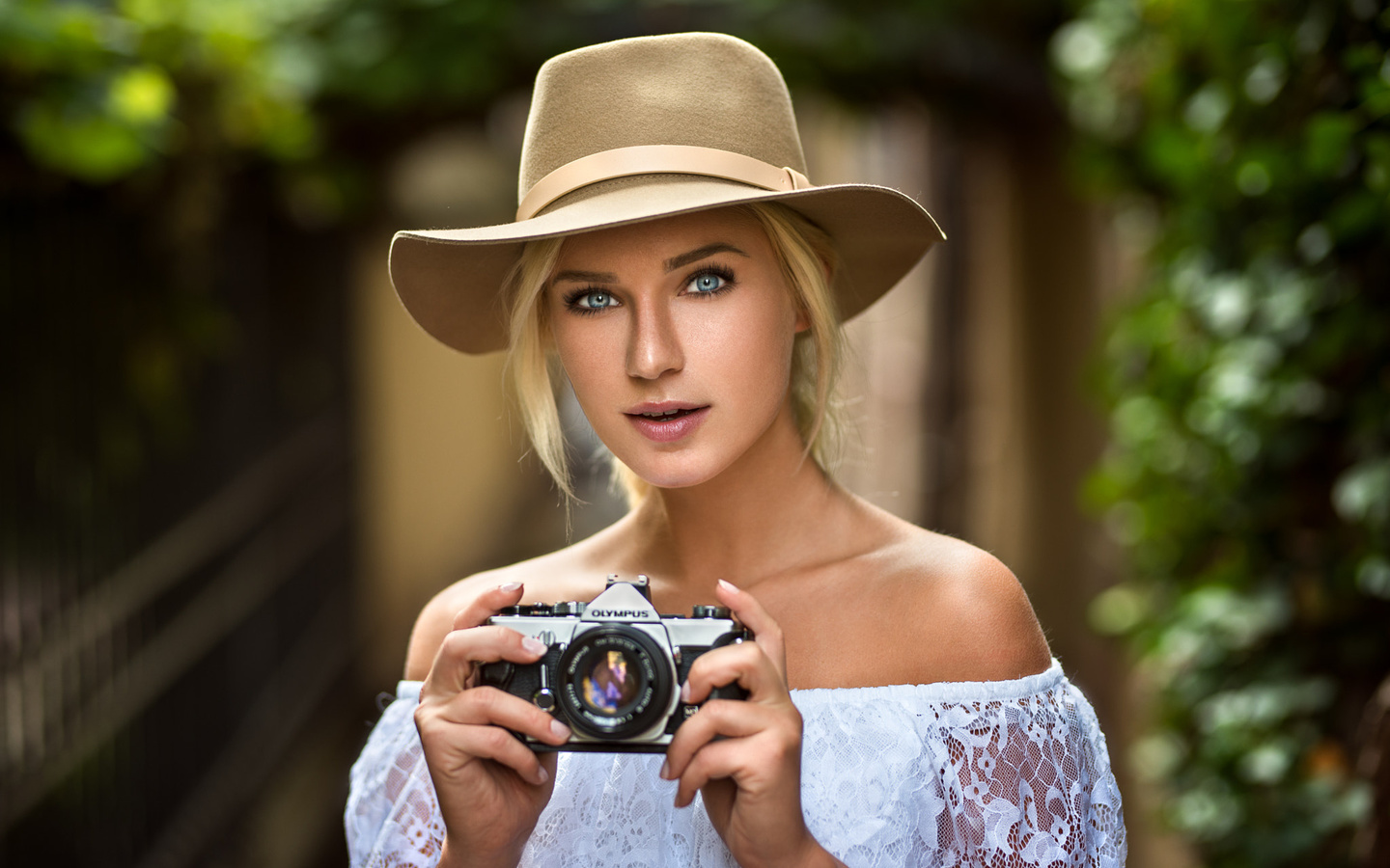 women, hat, blonde, camera, tanned, portrait, depth of field, blue eyes, 