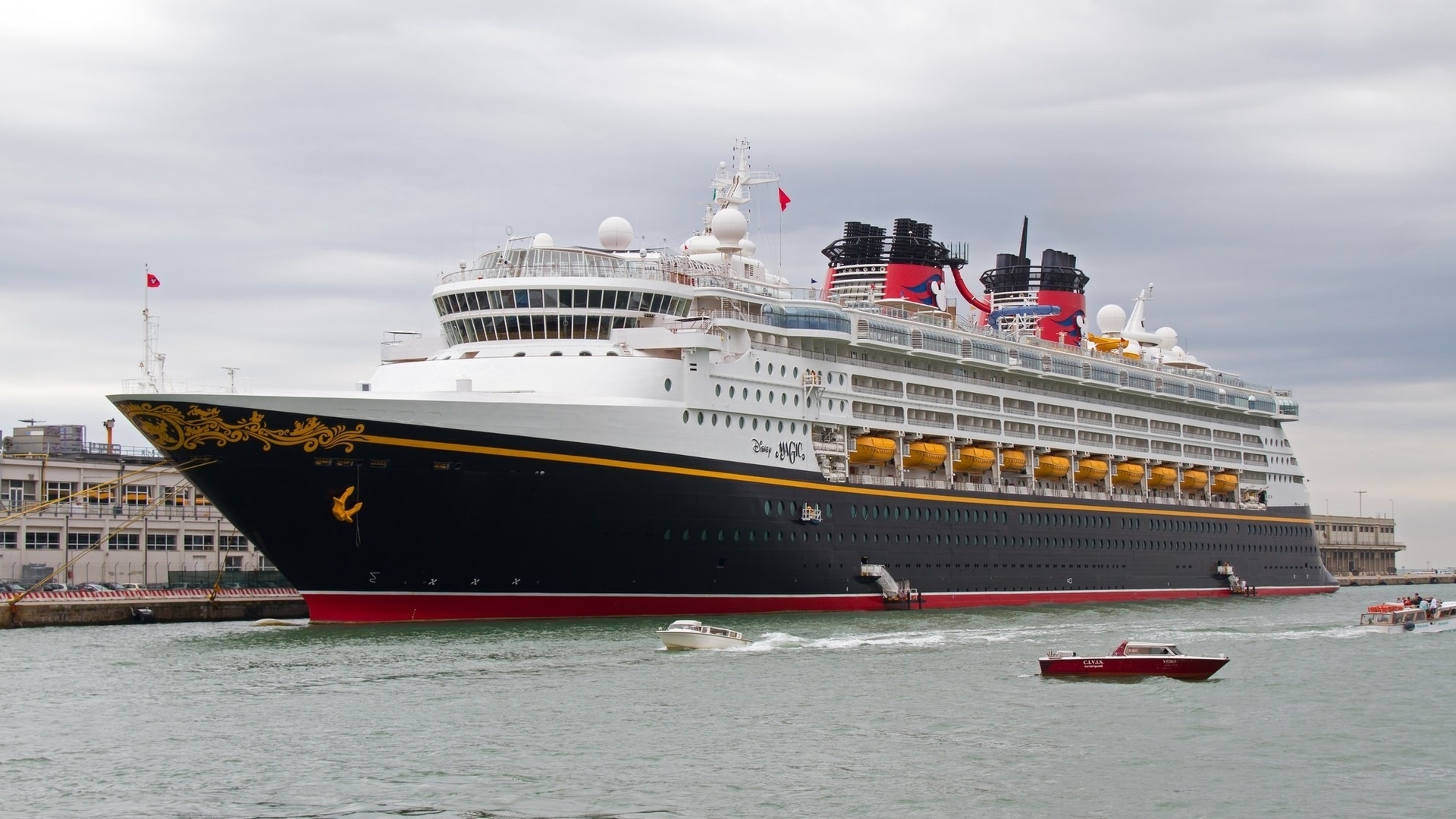 Лайнер 24. Лайнер Дисней круиз. Круизный лайнер Disney Magic. Лайнер картина.