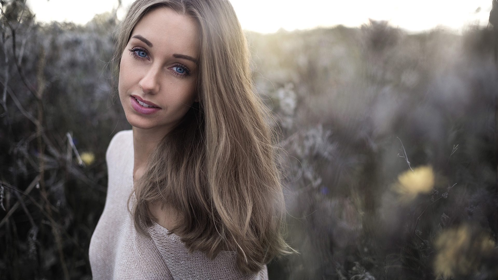 women, face, portrait, blonde, smiling, depth of field, women outdoors, blue eyes