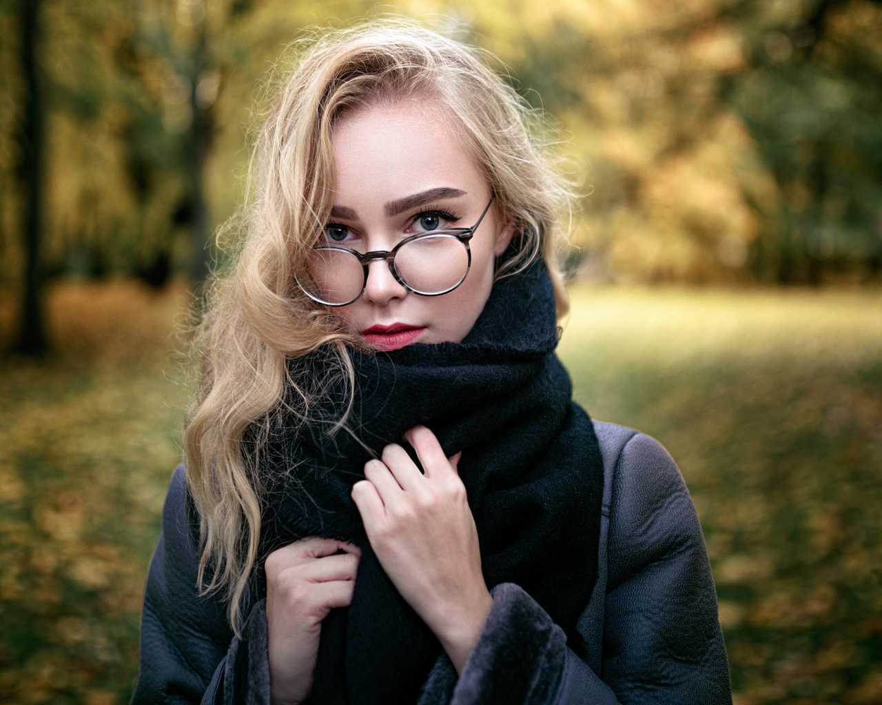 women, blonde, scarf, women with glasses, depth of field, trees, women outdoors, portrait