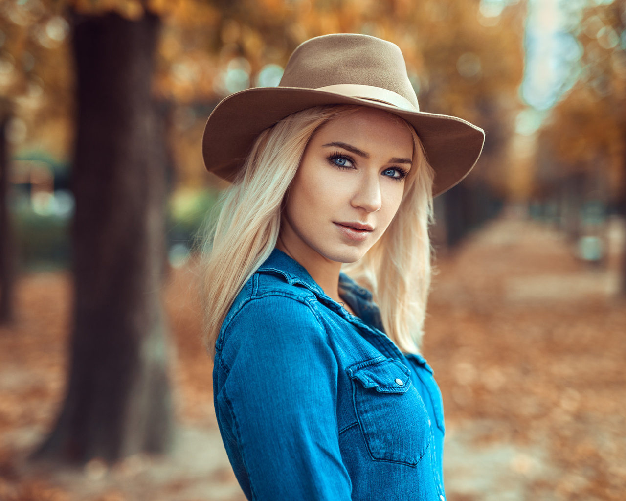 women, blonde, hat, trees, shirt, portrait, depth of field, blue eyes