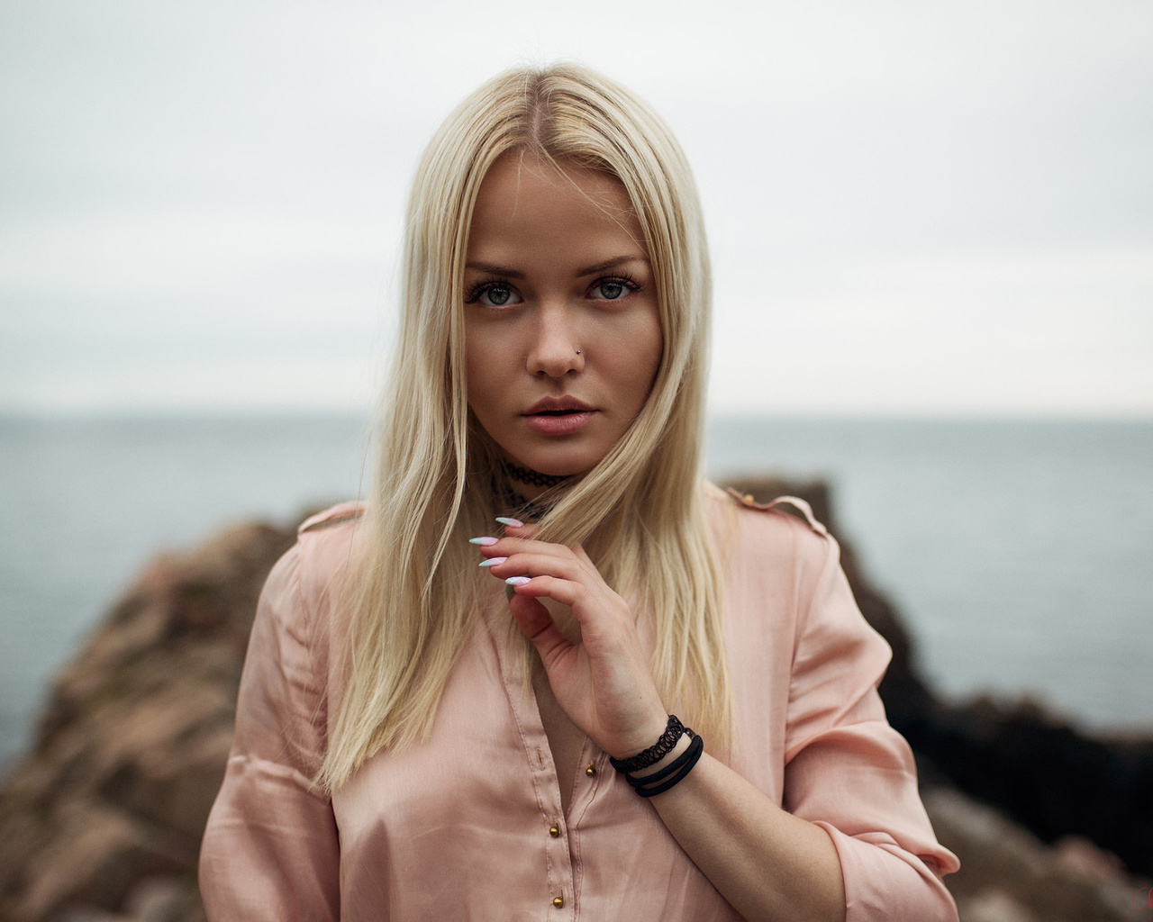 women, alicja sedzielewska, blonde, sea, pierced nose, portrait, depth of field, women outdoors