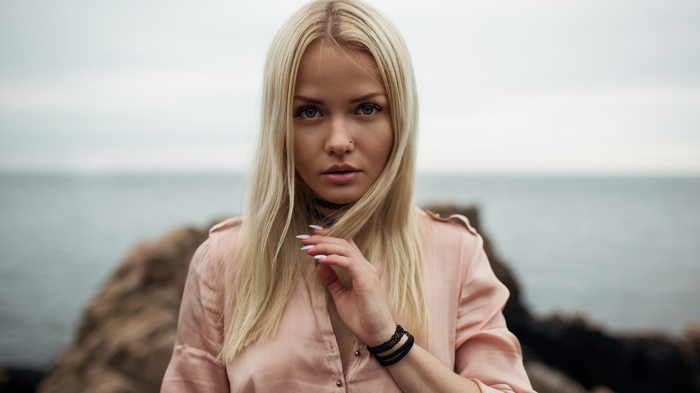 women, alicja sedzielewska, blonde, sea, pierced nose, portrait, depth of field, women outdoors