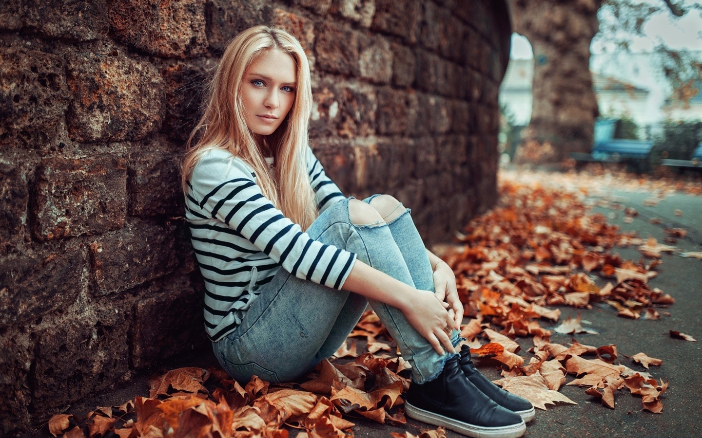 women, blonde, sitting, torn jeans, leaves, depth of field, portrait, lods franck