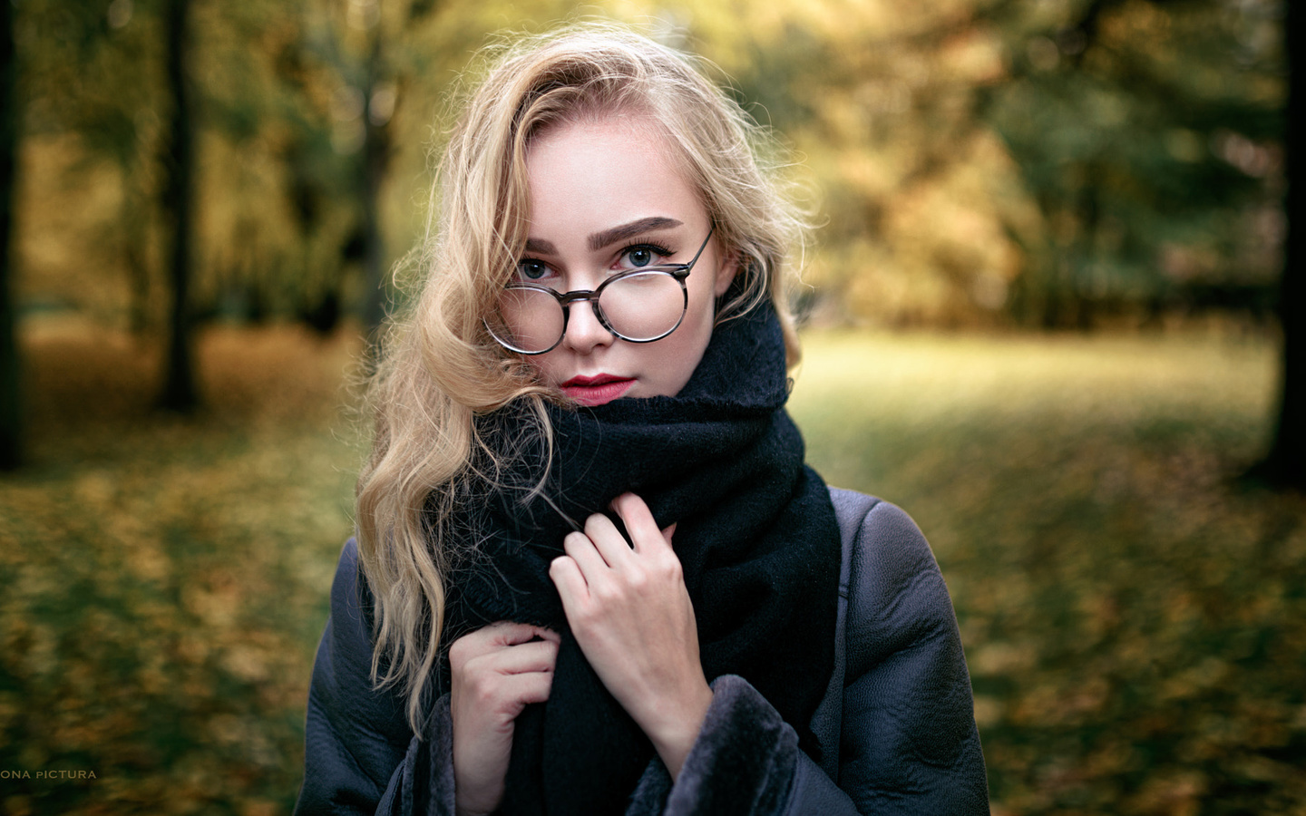 women, blonde, scarf, women with glasses, depth of field, trees, women outdoors, portrait