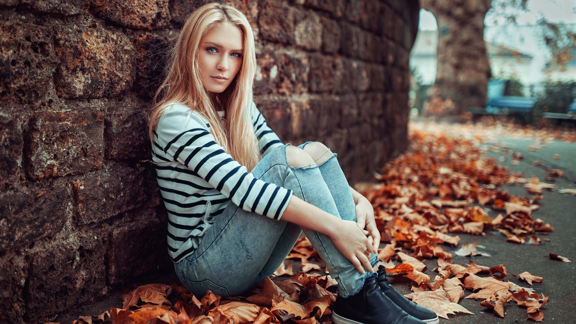 women, blonde, sitting, torn jeans, leaves, depth of field, portrait, lods franck