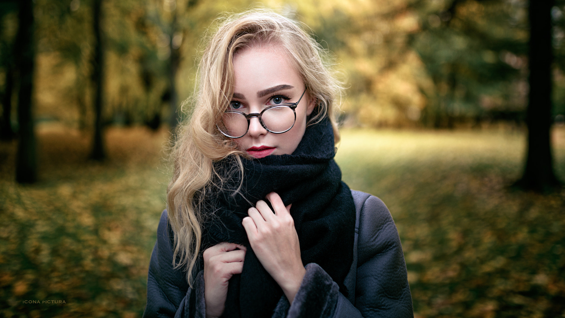 women, blonde, scarf, women with glasses, depth of field, trees, women outdoors, portrait