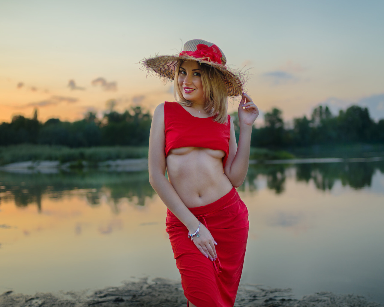 women, blonde, hat, smiling, belly, underboob, boobs, women outdoors, sunset, red lipstick, river, necklace, depth of field, portrait