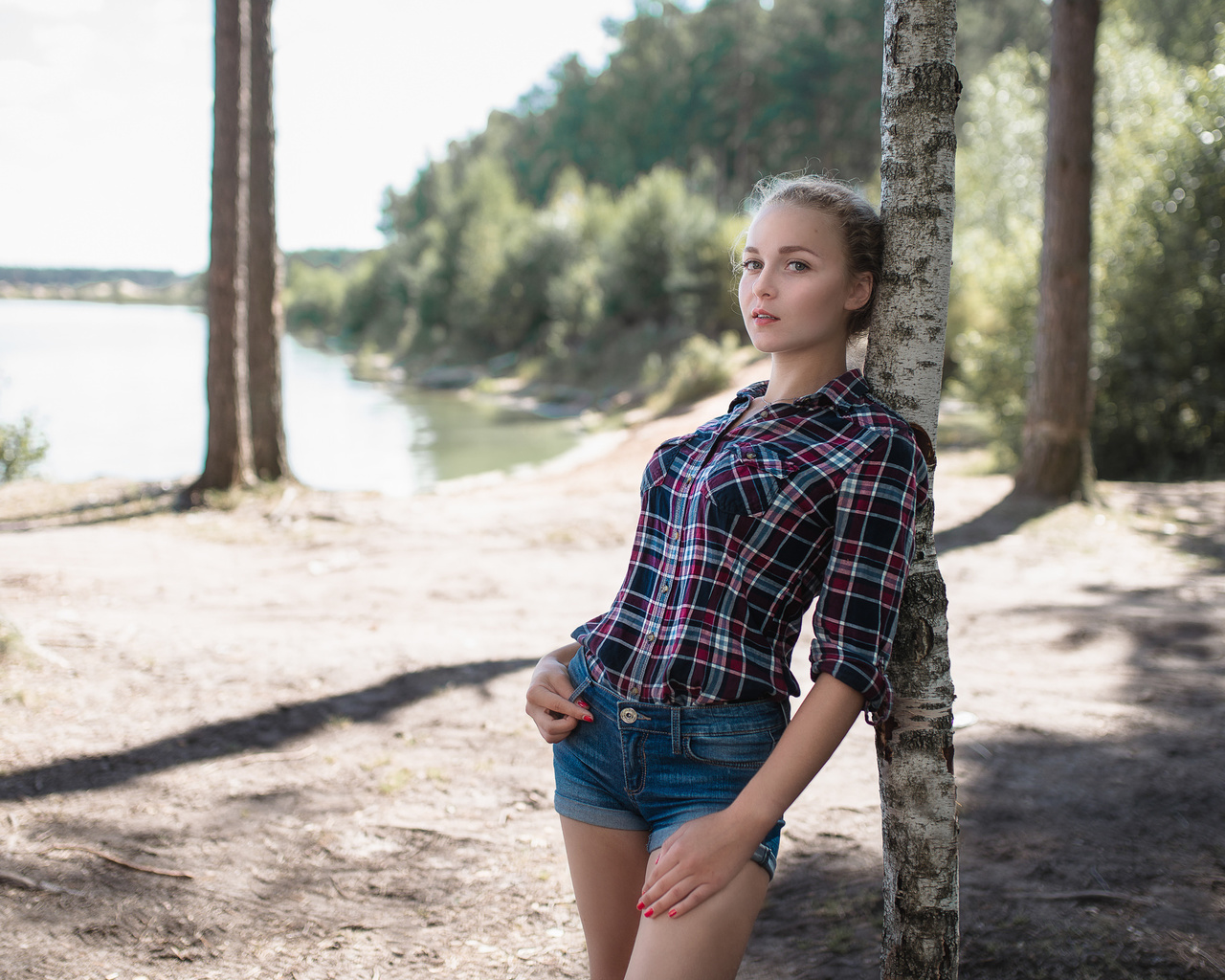 women, portrait, jean shorts, red nails, shirt, blonde, trees, depth of field, women outdoors, brunette,   