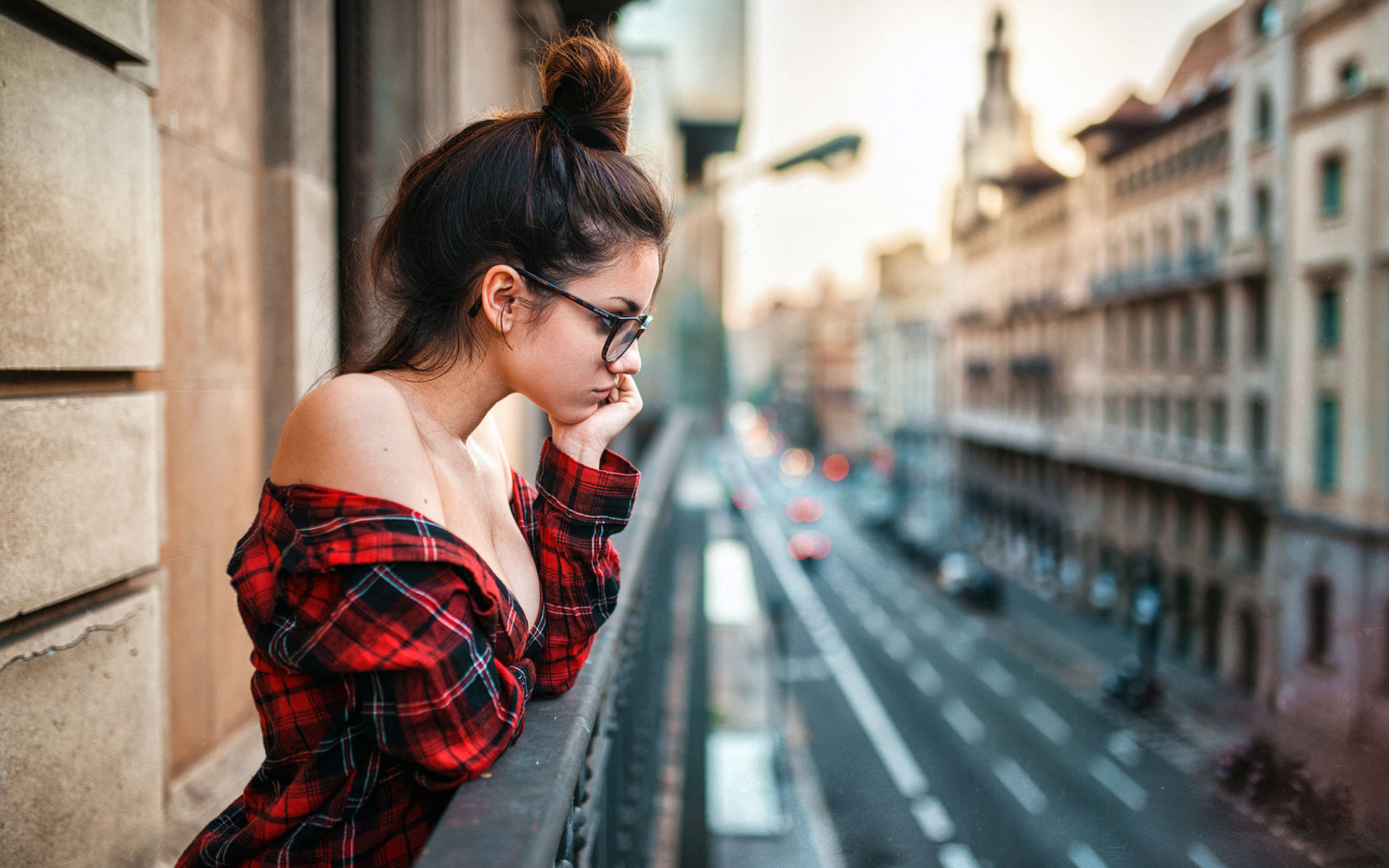 delaia gonzalez, women, women with glasses, shirt, depth of field, portrait, balcony, looking away