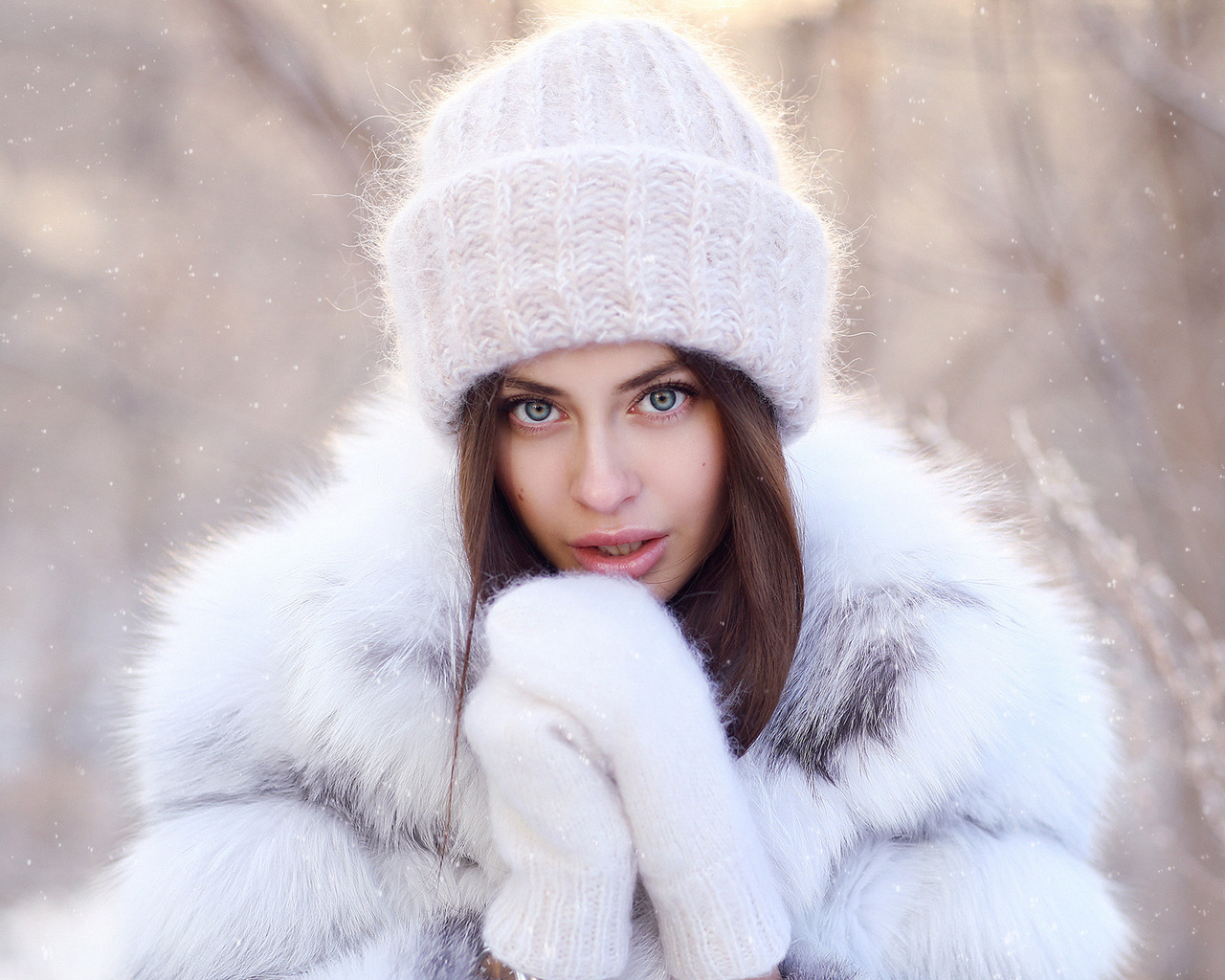 women, face, portrait, gloves, women outdoors, fur, depth of field, snow